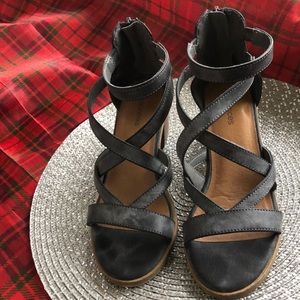 Gray Maurice approx 2.5 heel; size 7M